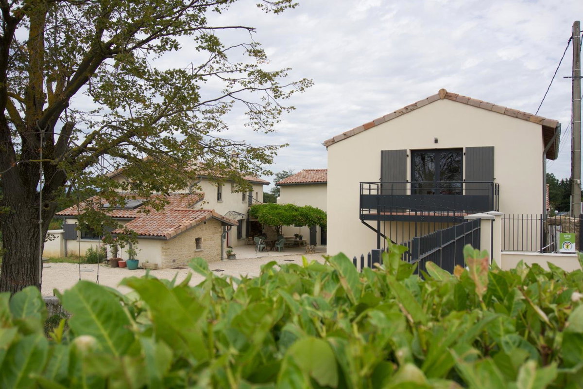 Hotel · Gîtes Du Mas de Surlan, Chantemerle-les-Blés