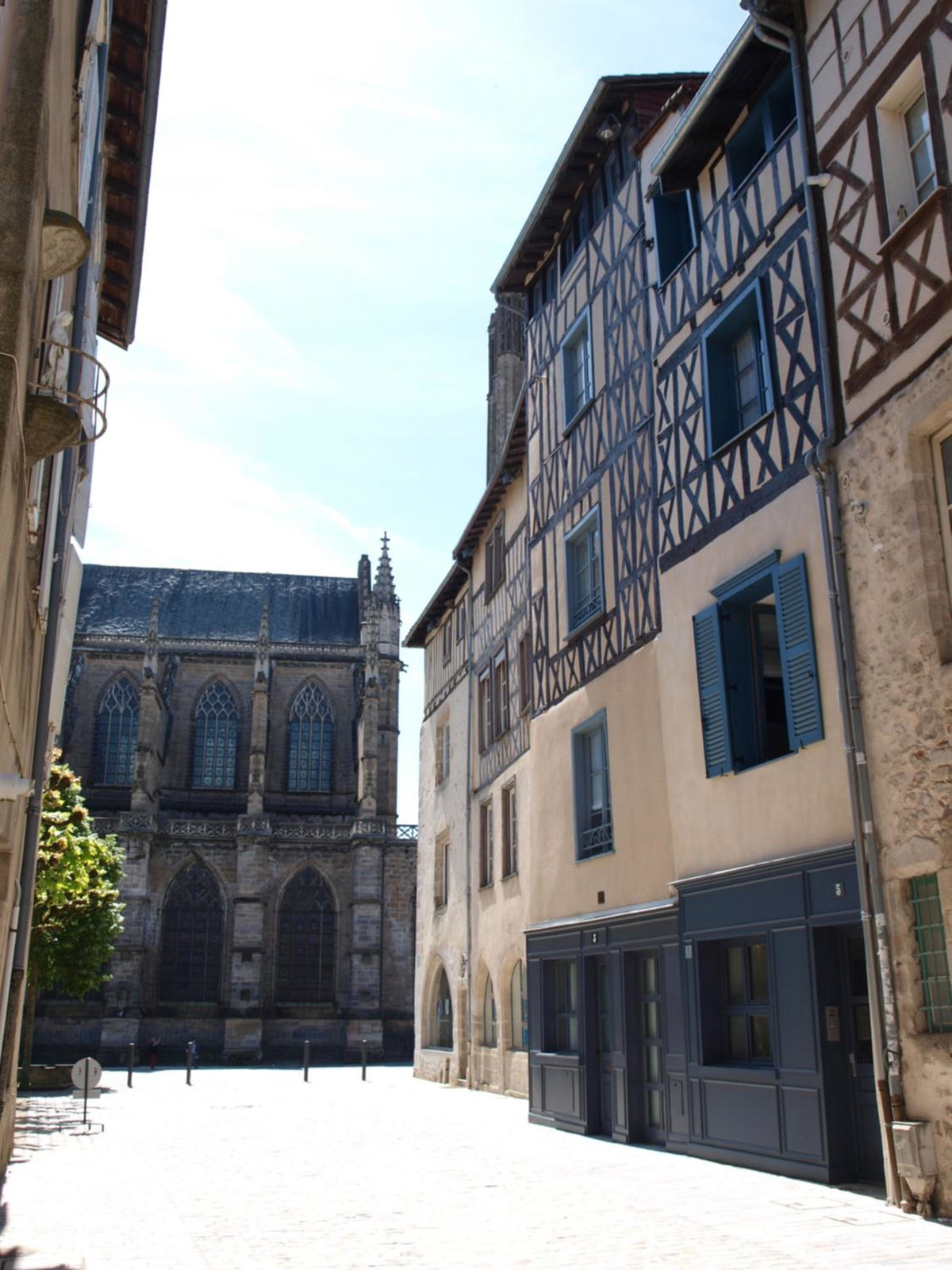 Appart face au mail, France