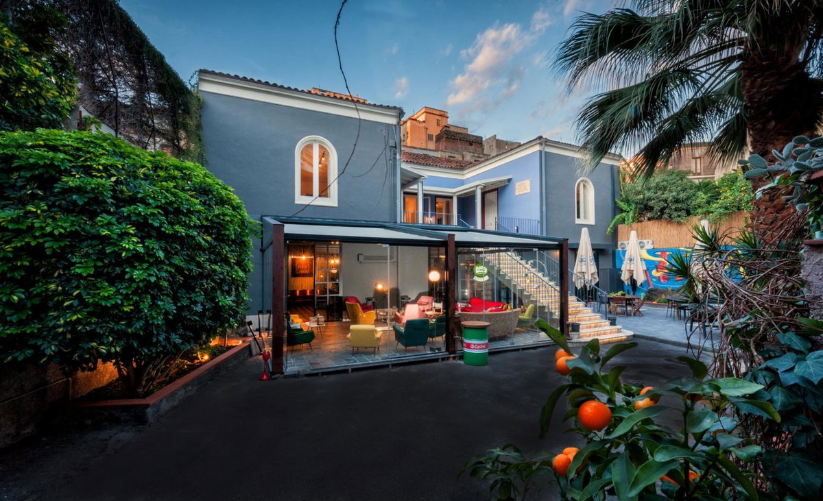 Hotel · The Yard Hostel, Catania