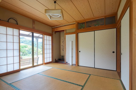 Sasayakana Ouchi Fuuki, Futtsu, Japan