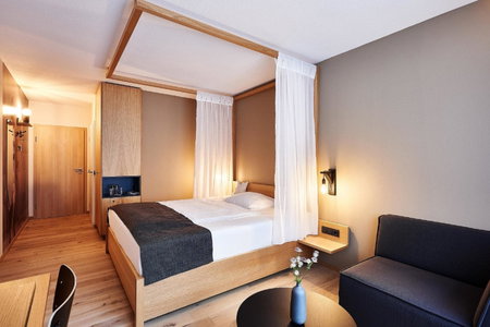 Hotel Zugbrücke Grenzau GmbH, Höhr-Grenzhausen, Germany