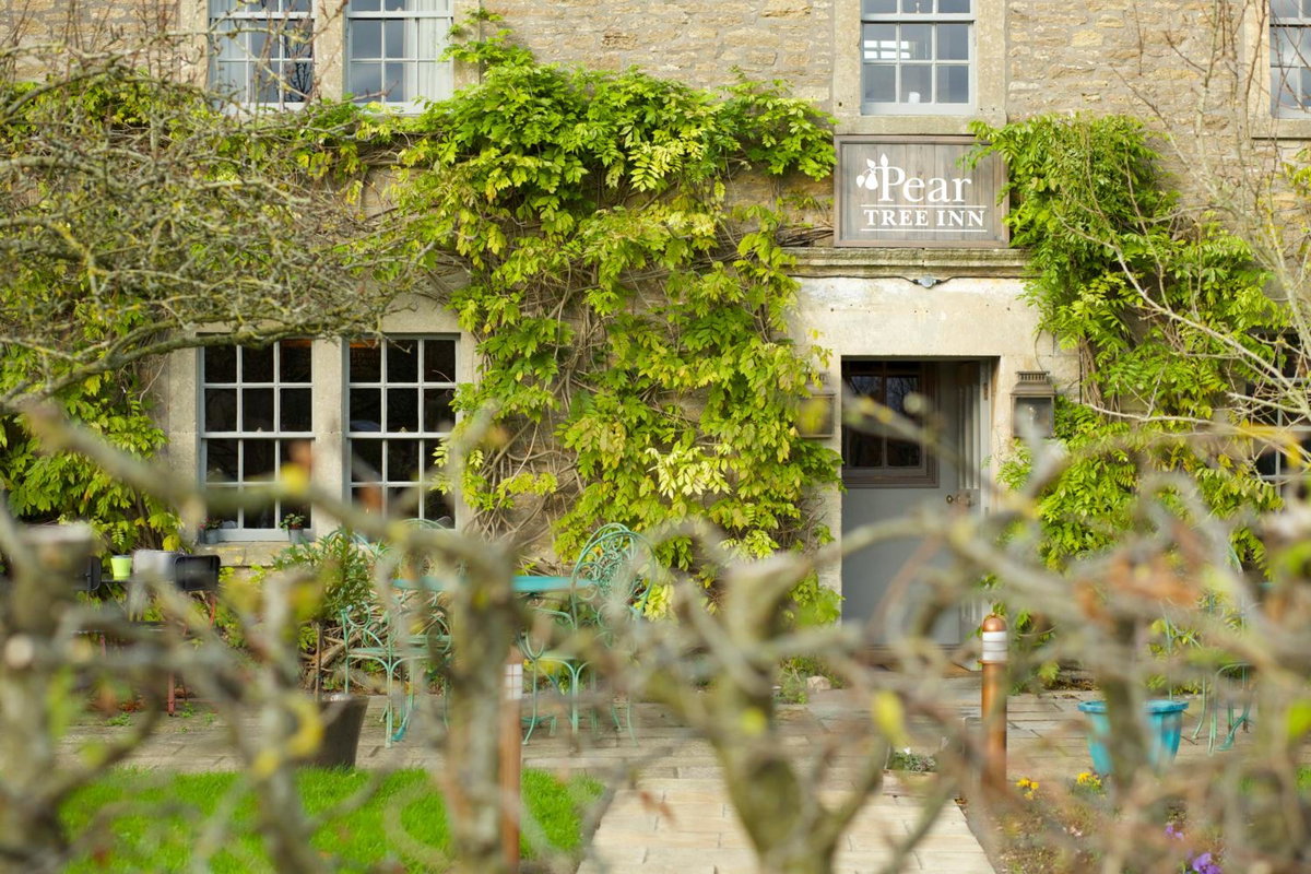 Hotel · Pear Tree Inn Whitley, Whitley