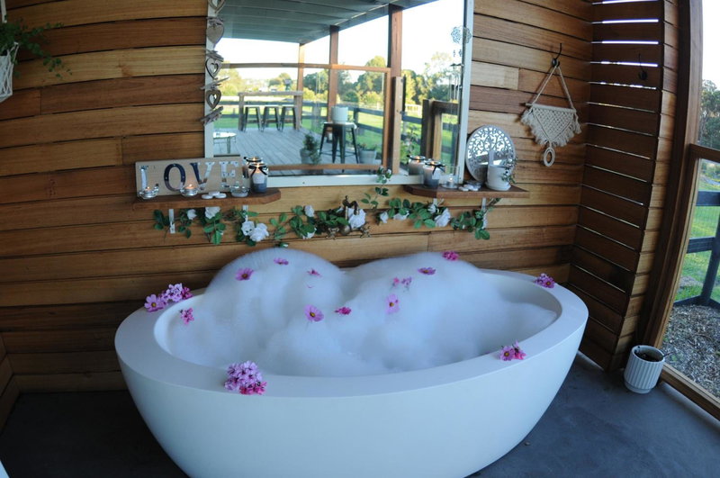 Wagtail Nest Country Retreat - Longford Vic 3851, Sale, Australia