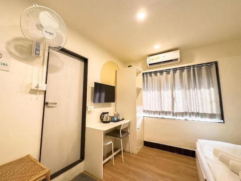 Locomo Hostel OG - Stay Work Eat, Mumbai, India