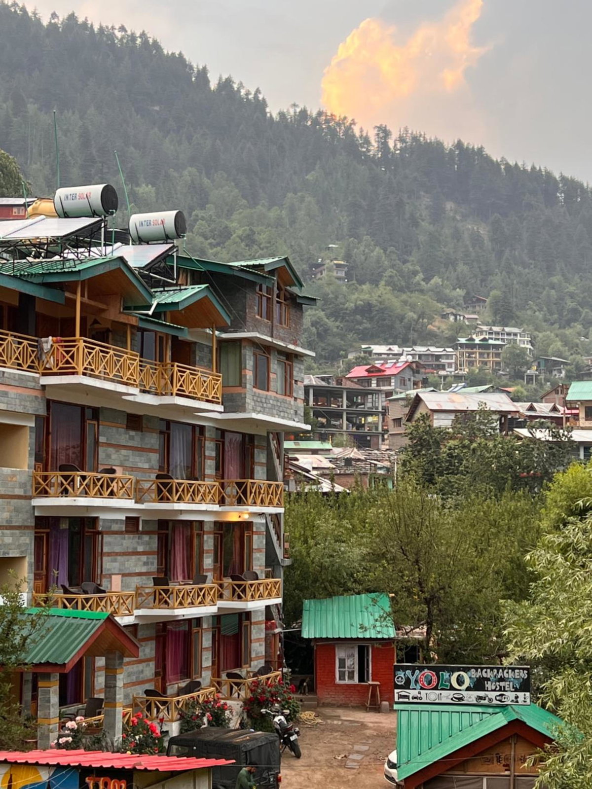YOLO Backpackers MAX - Manali, India
