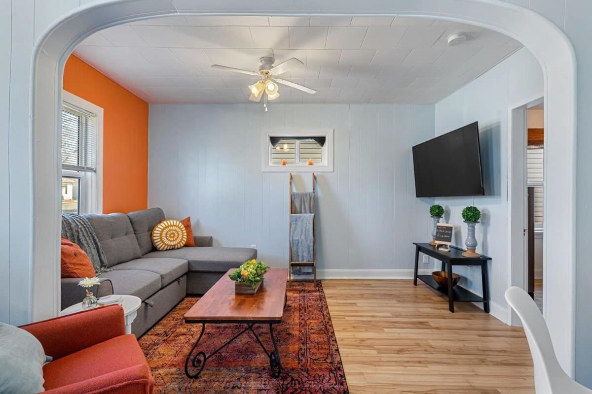 Hotel · Dino Cave l Walk to Downtown l Fire Pit & BBQ I TV, Drumheller