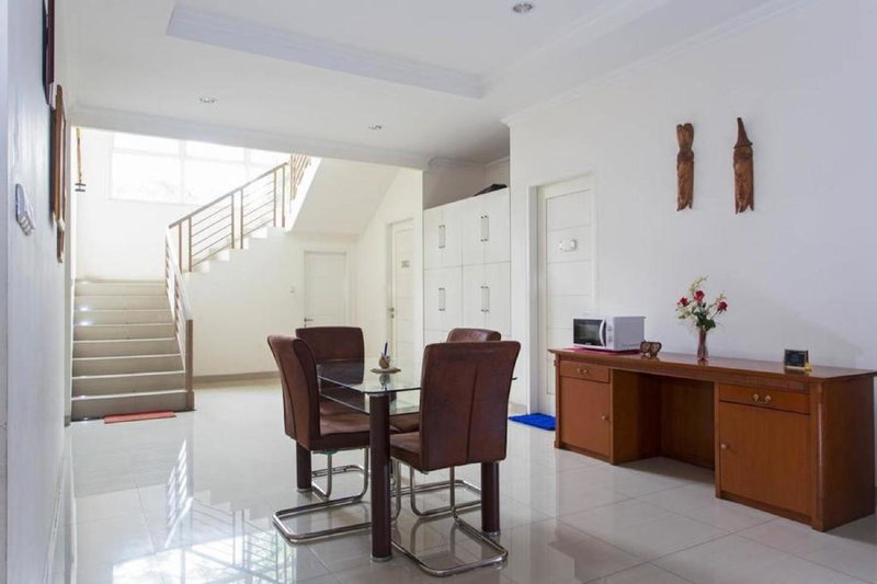 RedDoorz Plus near Siloam Karawaci, Tangerang, Indonesia