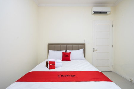 RedDoorz Plus near Siloam Karawaci, Tangerang, Indonesia