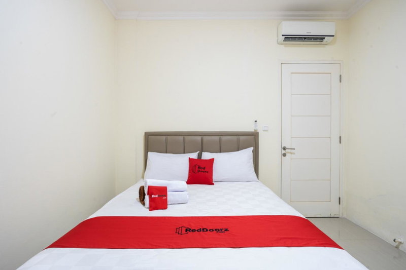 RedDoorz Plus near Siloam Karawaci, Tangerang, Indonesia