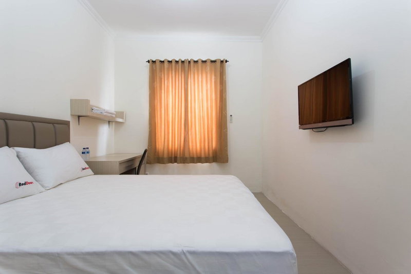RedDoorz Plus near Siloam Karawaci, Tangerang, Indonesia