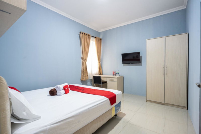 RedDoorz Plus near Siloam Karawaci, Tangerang, Indonesia