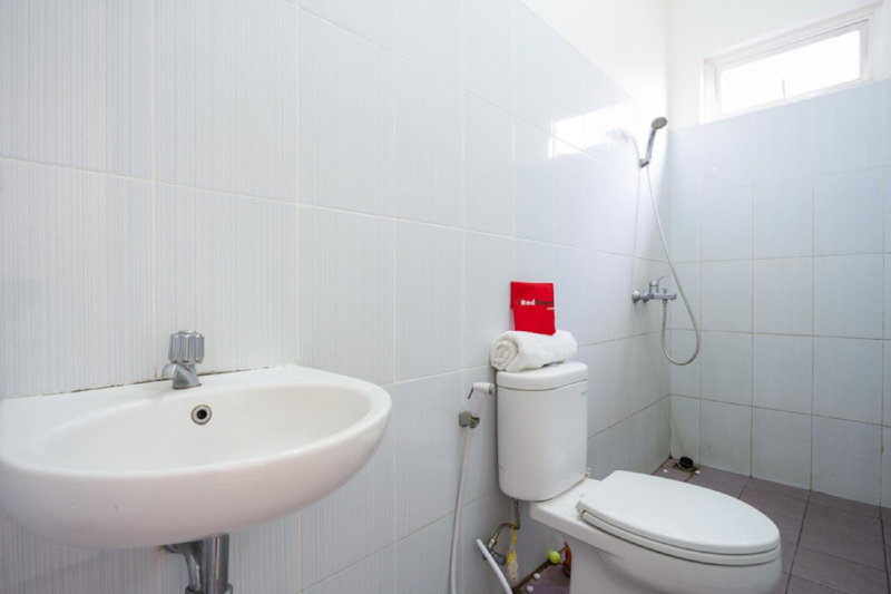 RedDoorz Plus near Siloam Karawaci, Tangerang, Indonesia