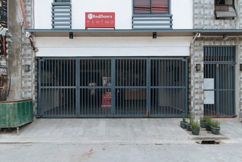 RedDoorz near Christ the King Medical Center, Manila, Philippines