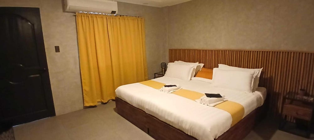 Townhouse Oak Grey Hotel Near Clark International Airport, Philippines
