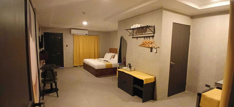 Townhouse Oak Grey Hotel Near Clark International Airport, Angeles City, Philippines