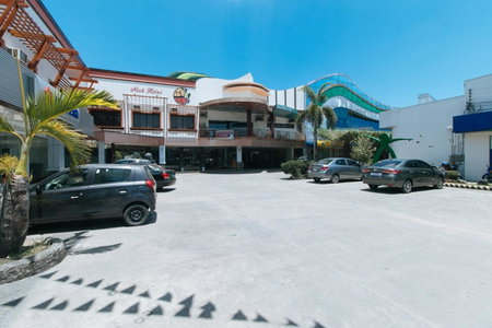RedDoorz Premium @ Nick Hotel Gerona Tarlac, Tarlac, Philippines