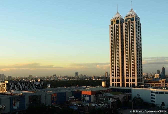 Posh Beds with City View and Pools, Manila, Philippines