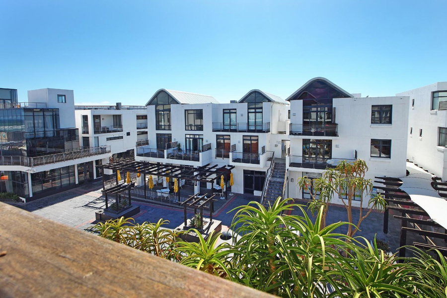 A Modern unit, self checkin, restaurants and shops below, Cape Town, South Africa