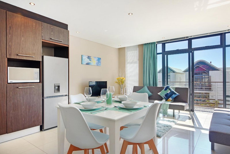 A Modern unit, self checkin, restaurants and shops below, Cape Town, South Africa