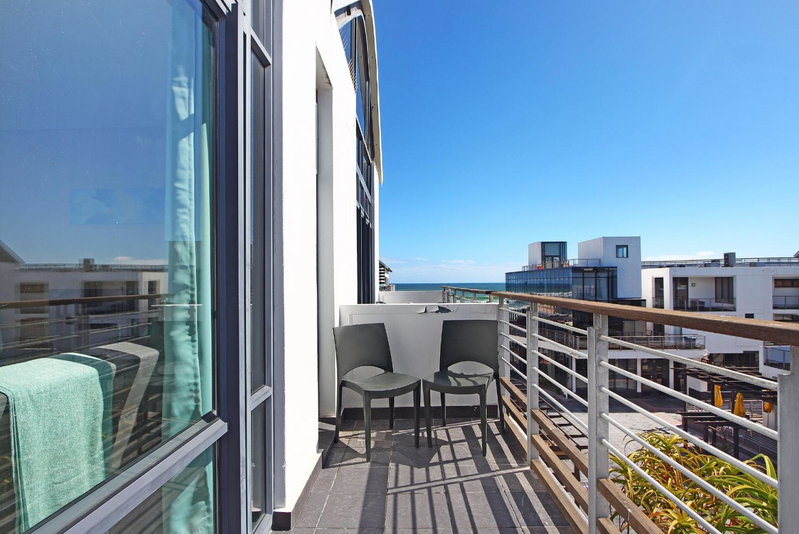 A Modern unit, self checkin, restaurants and shops below, Cape Town, South Africa