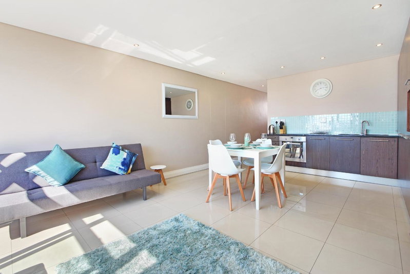 A Modern unit, self checkin, restaurants and shops below, Cape Town, South Africa