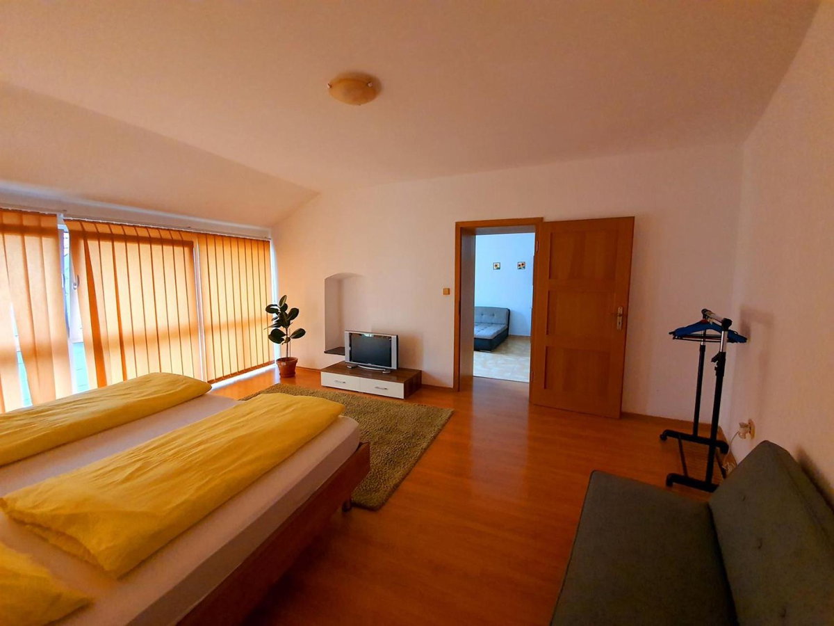 Hotel · Apartmán U Slunečnice, Husinec