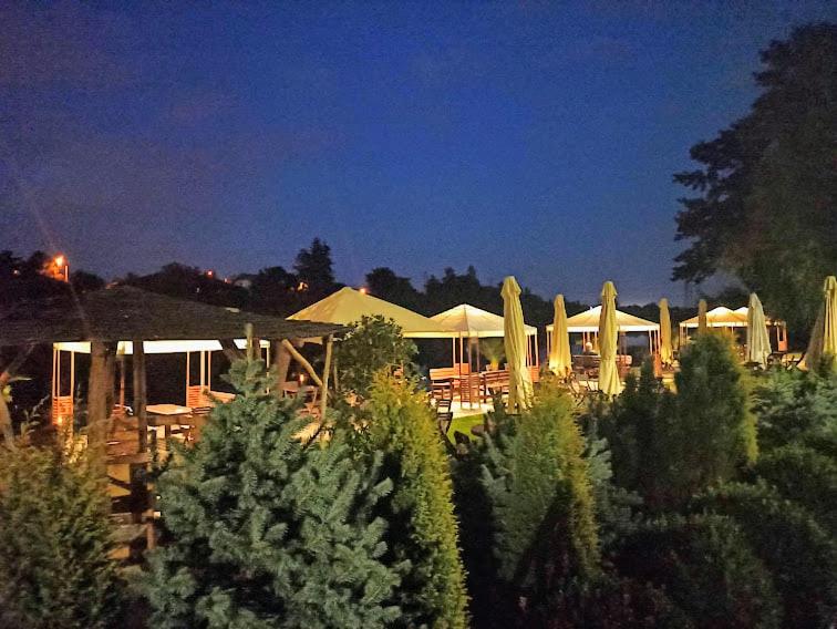 Šeberák - ubytování v CHATIČKÁCH a GLAMPING, Prague, Czechia