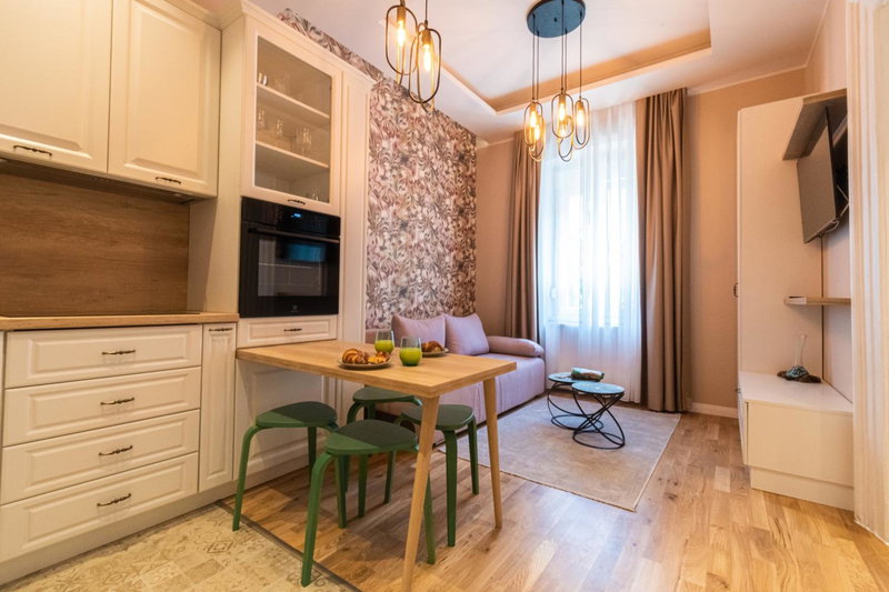 Black Gate - Quiet Studio in the Heart of Old Town with Free Private Secured Parking, Braşov, Romania