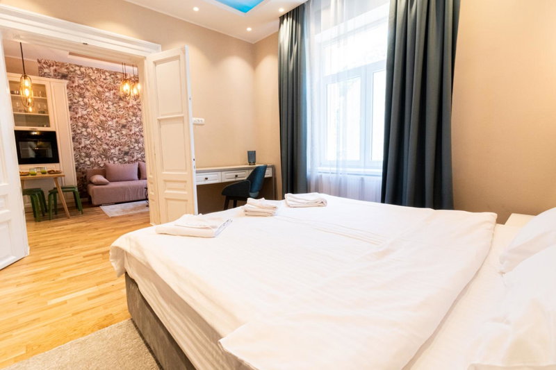 Black Gate - Quiet Studio in the Heart of Old Town with Free Private Secured Parking, Braşov, Romania