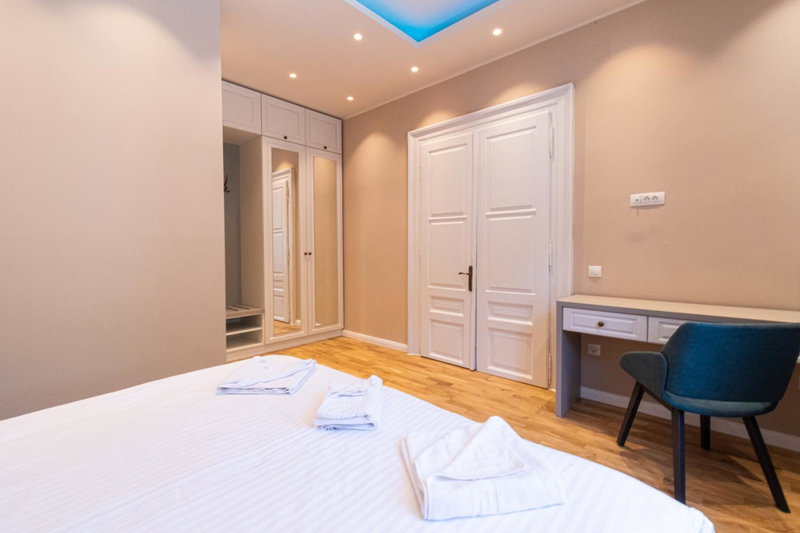 Black Gate - Quiet Studio in the Heart of Old Town with Free Private Secured Parking, Braşov, Romania