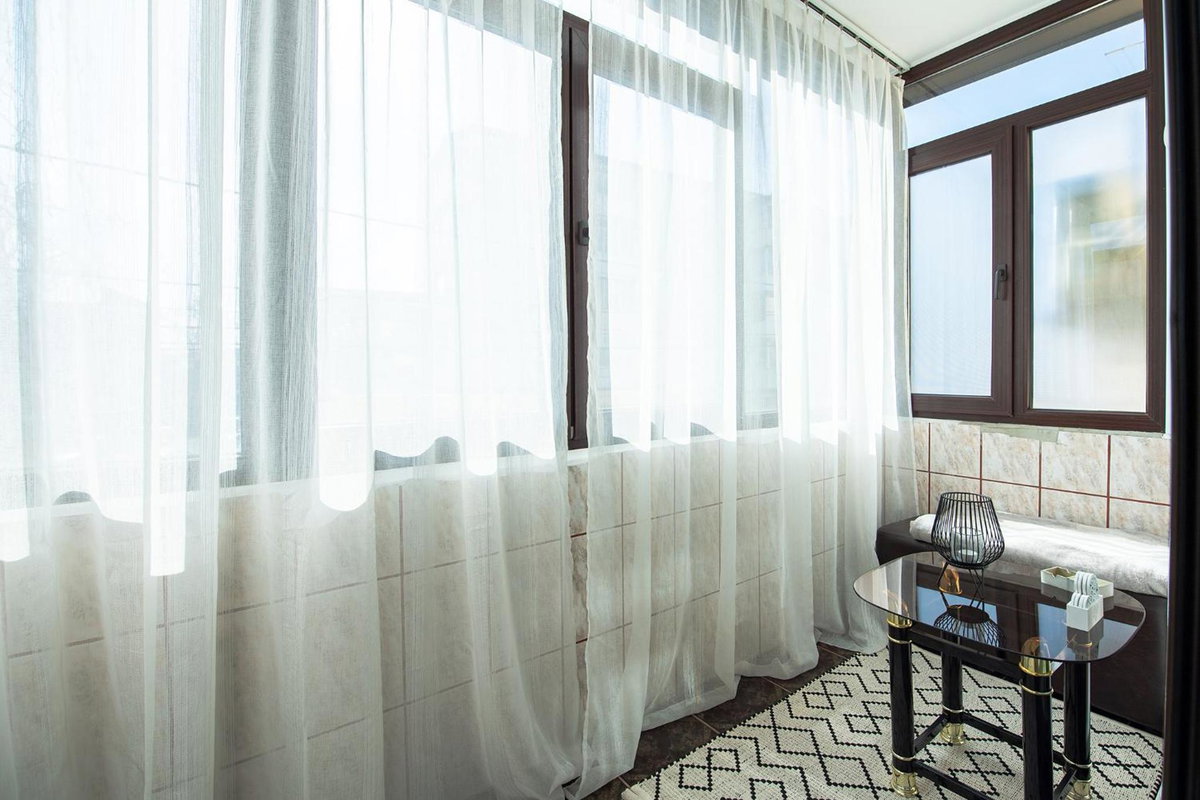 Apartament S46, Romania