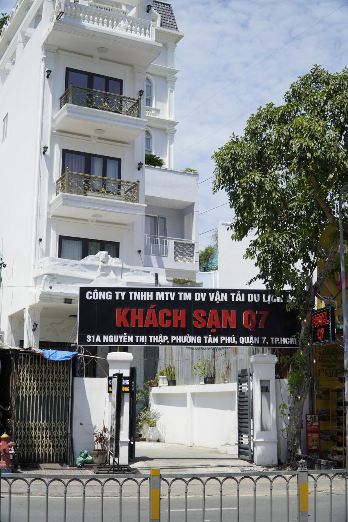 Hotel · Khách Sạn Q7, Ho Chi Minh City
