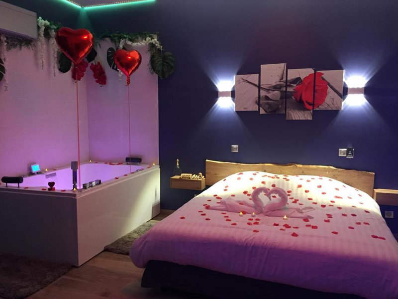 L EDEN et sa love room avec balnéothérapie, Maisons-Alfort, France