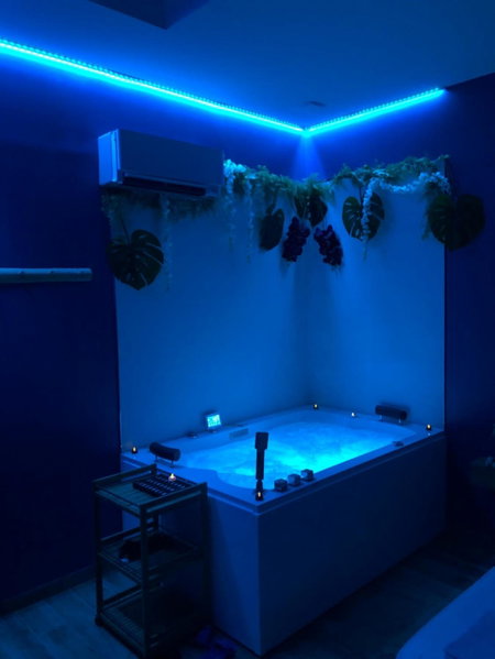 L EDEN et sa love room avec balnéothérapie, Maisons-Alfort, France