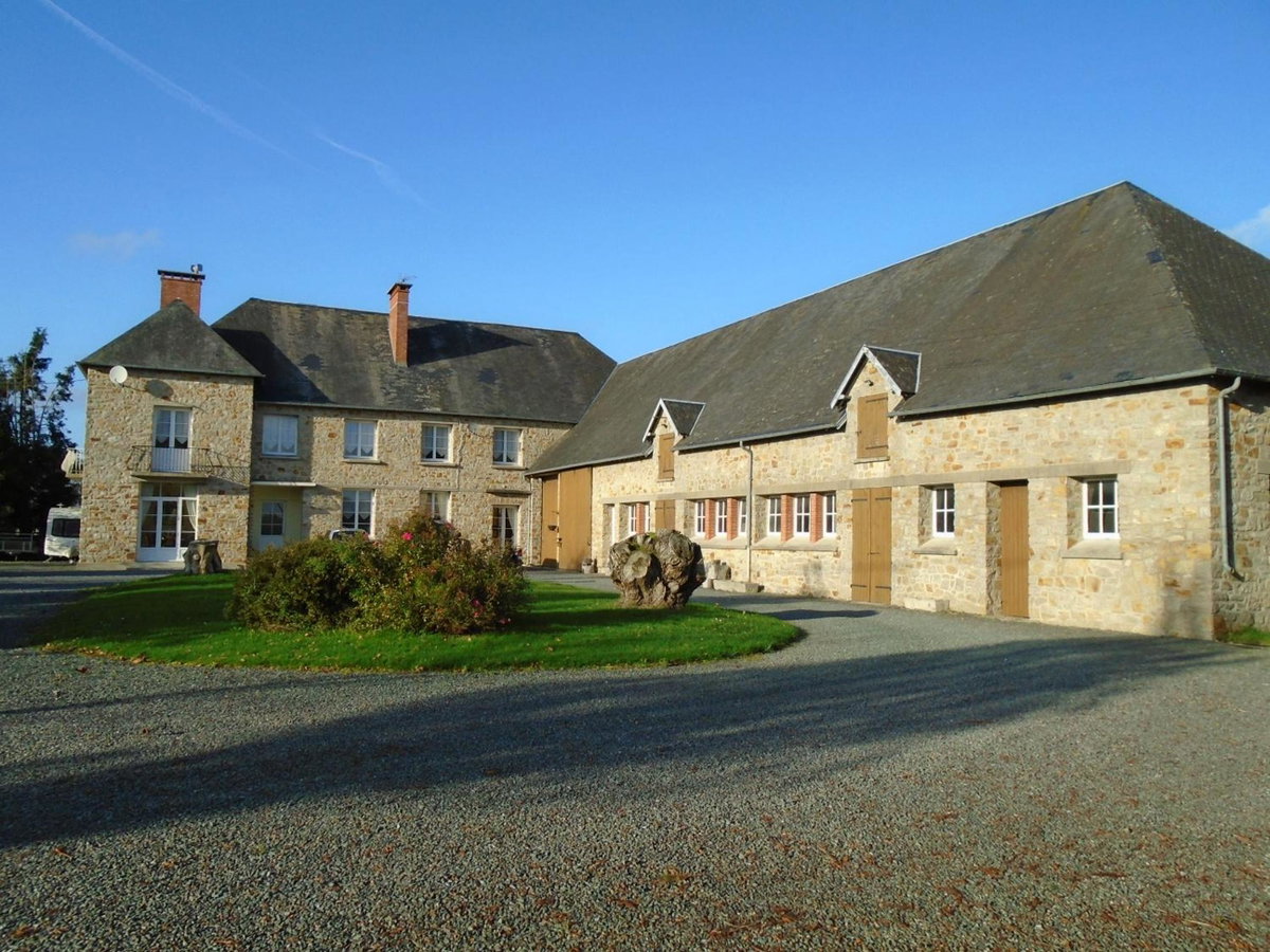Hotel · Le Clos Castel, Raids