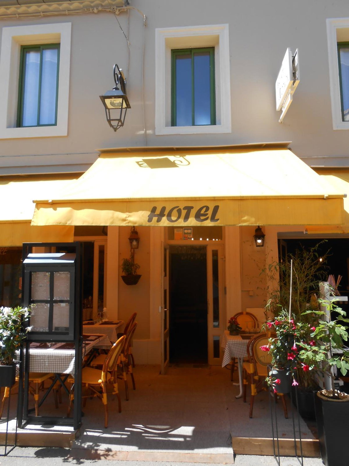 Hotel · Hôtel-Restaurant "Chez Carrière", Aigues-Mortes
