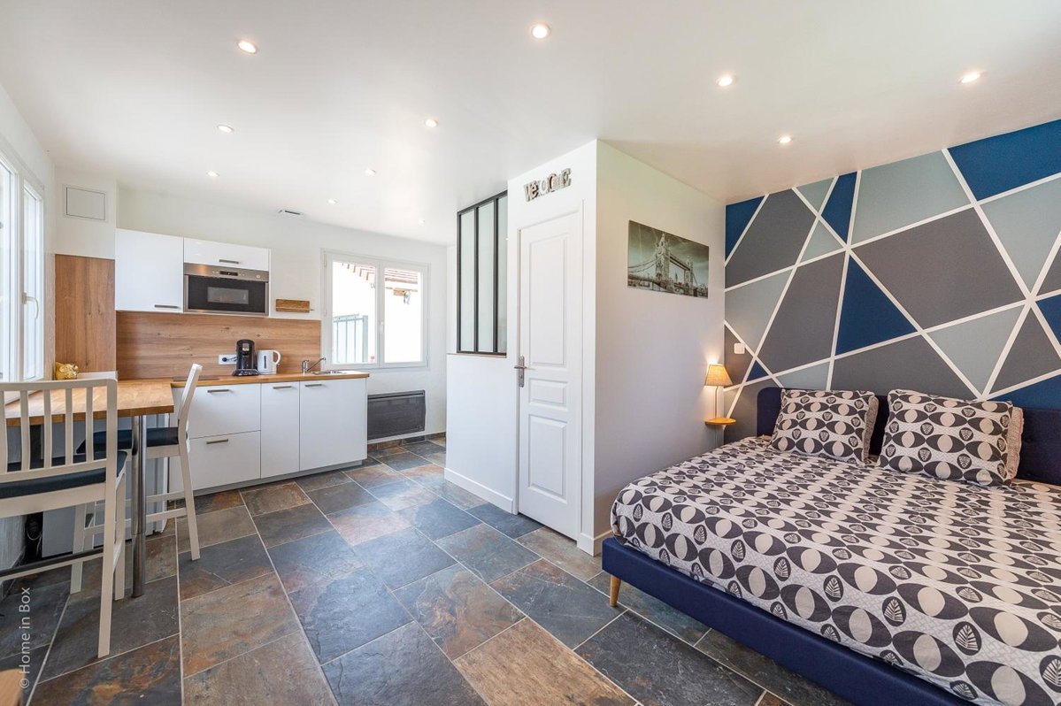 Hotel · Love N Chic 3 Studios Disneyland 5 min, Chessy