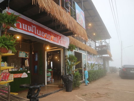 Baanchomdow Phutubberk, Lom Kao, Thailand