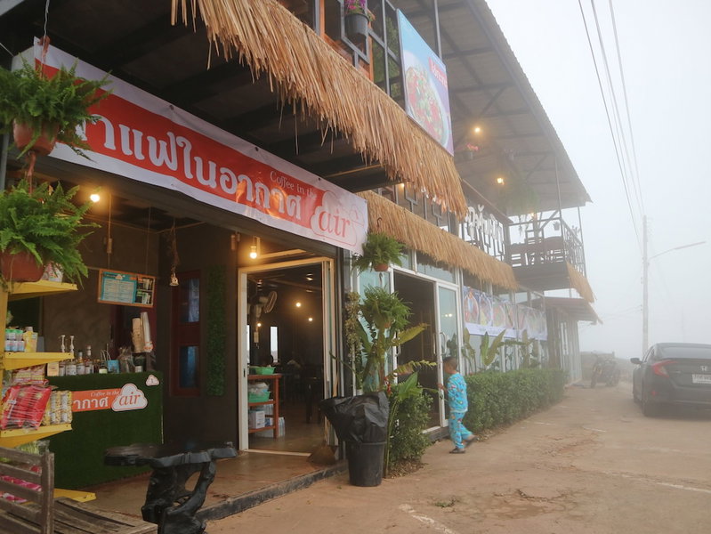 Baanchomdow Phutubberk, Lom Kao, Thailand