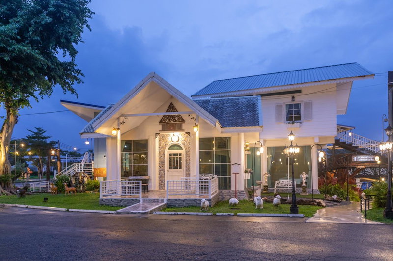 Yoko River Kwai Resort, Sai Yok, Thailand