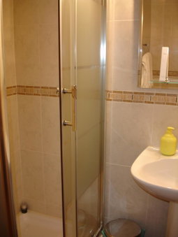 Hostal Puerta Bonita Vista Alegre, edificio sin ascensor, Madrid, Spain