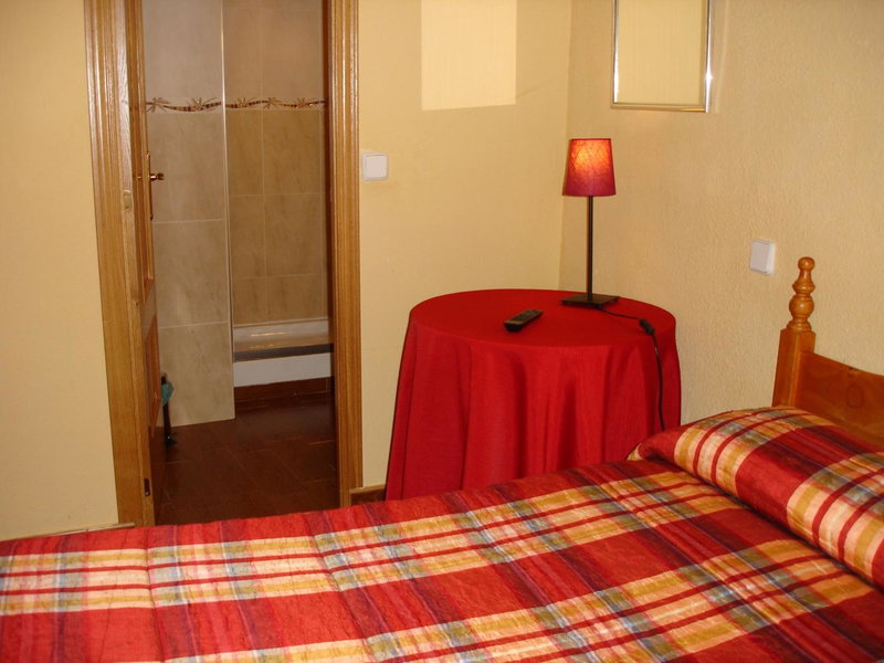 Hostal Puerta Bonita Vista Alegre, edificio sin ascensor, Madrid, Spain