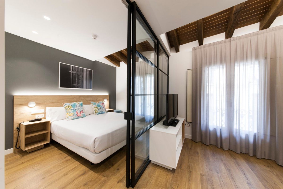 Antique Pamplona Tres Reyes Apartments, Spain