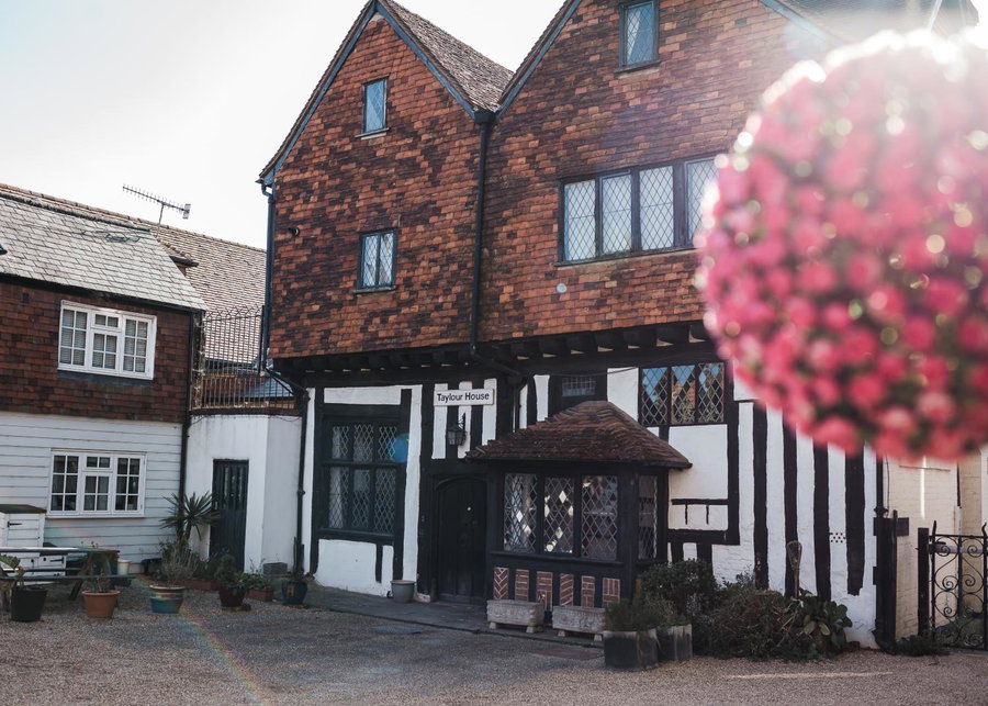 Taylour House - Edenbridge, sleeps 10, historic, unique yet modern, Kent, United Kingdom