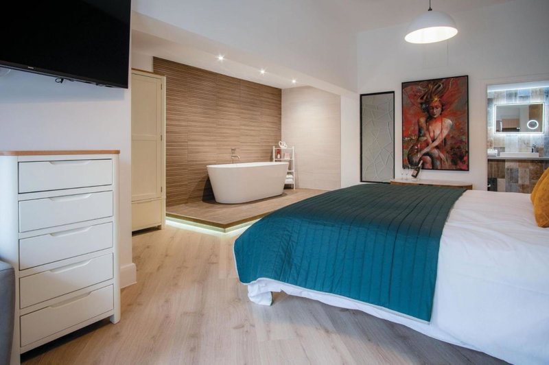 Suite 5 - Sleeping Giant Hotel - Pen Y Cae Inn, Brecon, United Kingdom