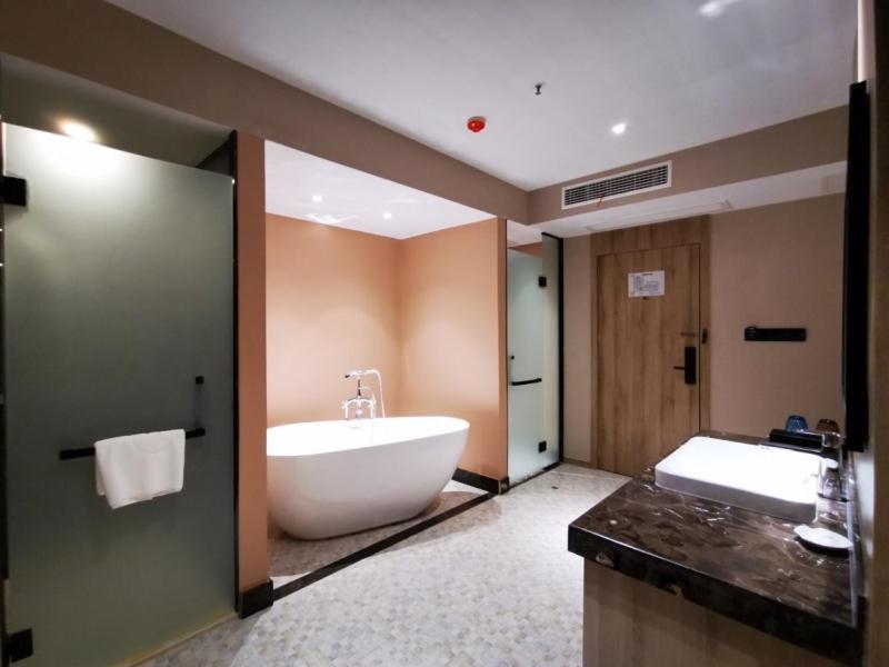VX Wuxi Huishan District Yuqi Gonggye Yuan Zhengzhong Road Hotel, Yuqi, China