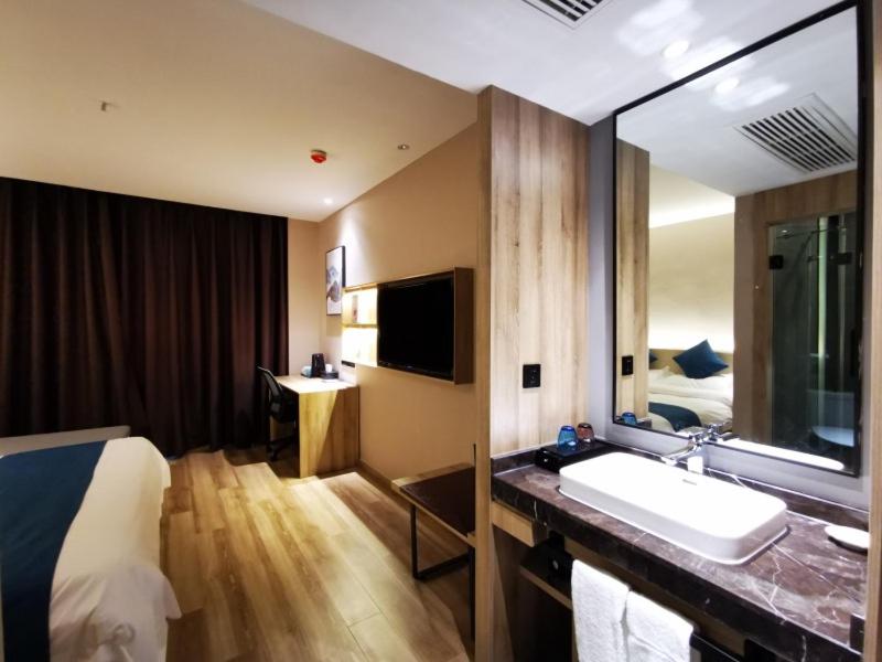 VX Wuxi Huishan District Yuqi Gonggye Yuan Zhengzhong Road Hotel, Yuqi, China