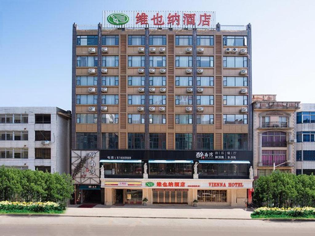 Hotel · Vienna Hotel Guangxi Yulin Rong County Guinan Road, Yung-hsien