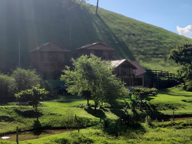 Chalés românticos com hidromassagem e lareira em área rural de visconde de Mauá Pousada Bela Helena, Visconde De Maua, Brazil