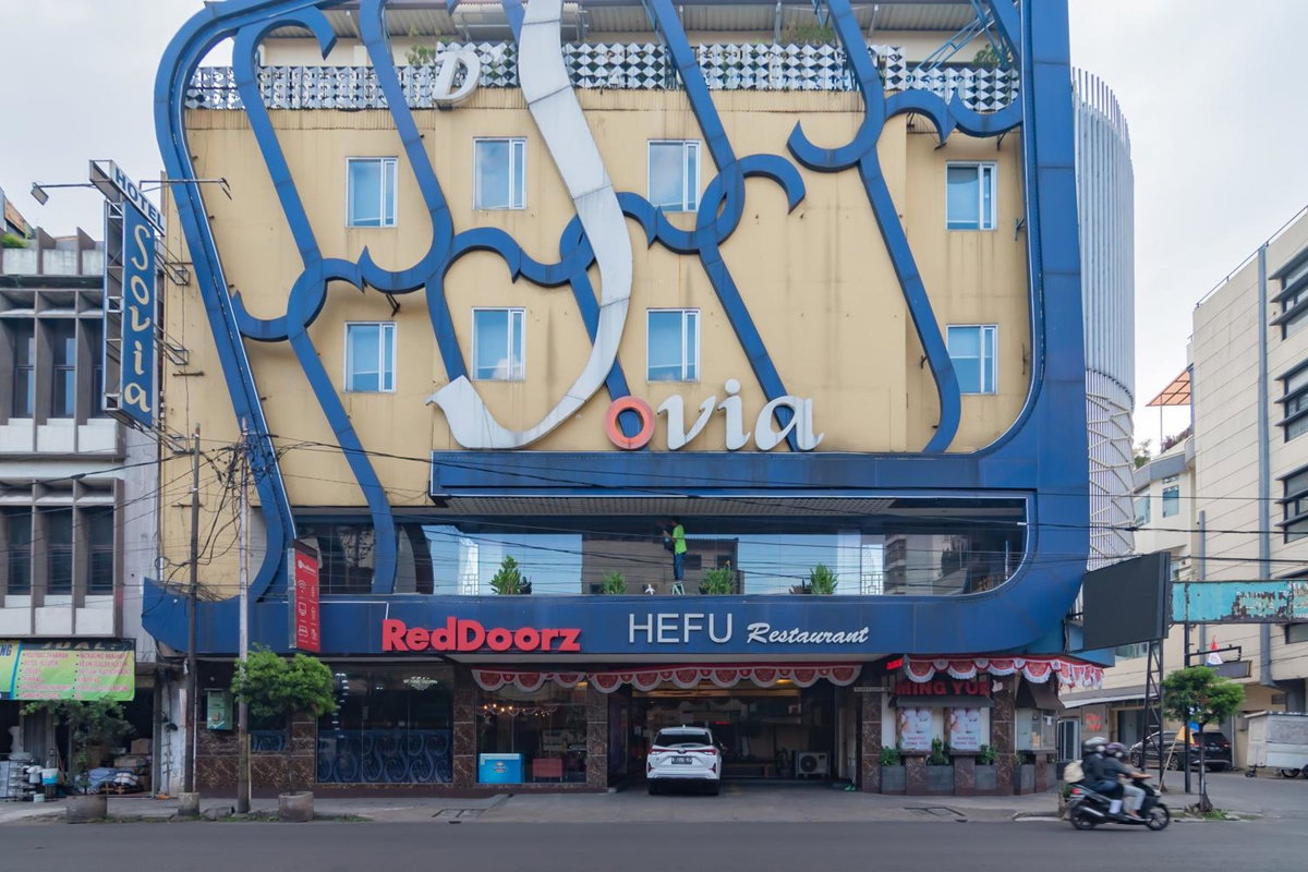 RedDoorz Premium near Bandung Station, Indonesia